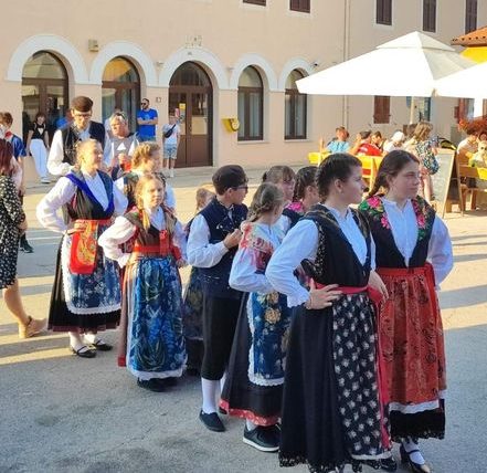 Folklorna skupina “Mendula” nastupila na “Maloj smotri folklora Istarske županije”